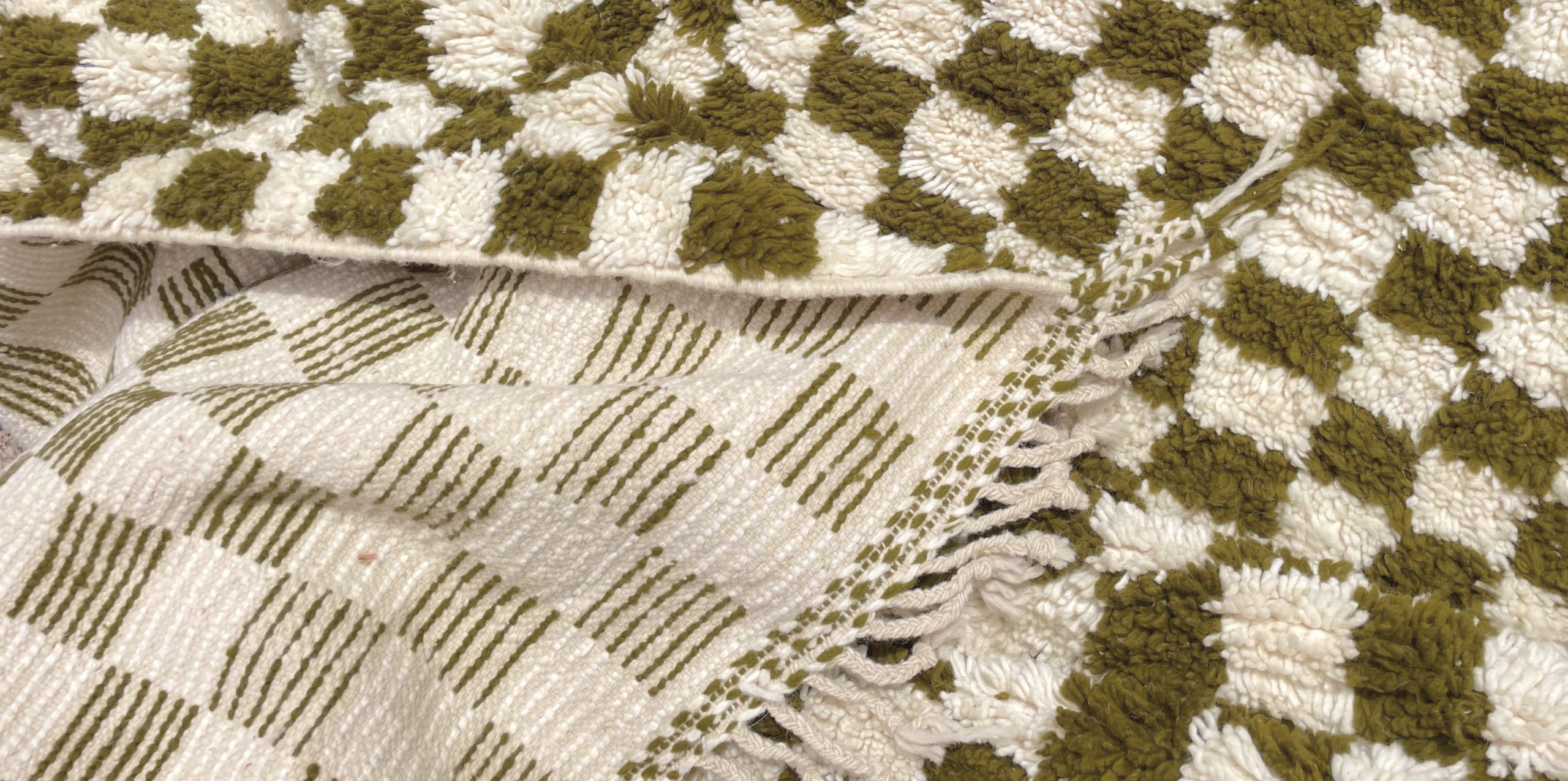 verso d’un tapis berbère authentique montrant les nœuds et la structure artisanale